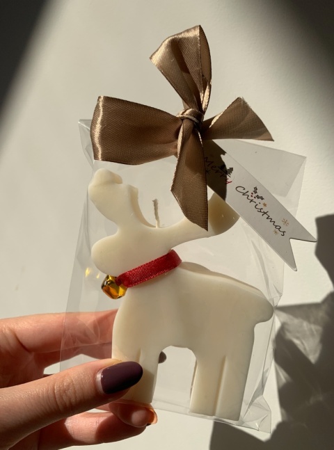 Renifer z dzwoneczkiem zapakowany na prezent