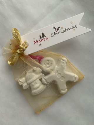 Upominek w złotym woreczku