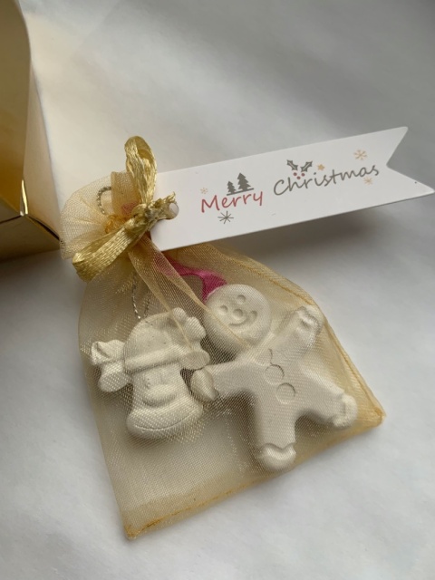 Upominek w złotym woreczku