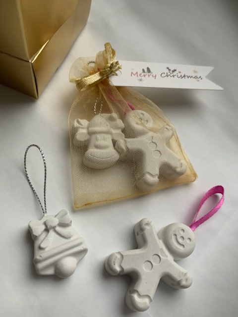 Upominek w złotym woreczku